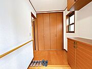 【玄関内部】明るく開放感のある玄関ホールは、来客を気持ちよく迎えられる空間です。収納もあり、靴や小物をすっきり整理できます。