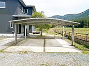 【好評現況販売中】カーポート有です。車は並列で3台以上止められる駐車場です。