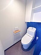 トイレは温水洗浄機能付きです、キズや汚れが付きにくい加工が施してあるのでお手入れが簡単です