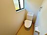 トイレ：【リフォーム済み】トイレは便座を新品に交換しました。壁・天井のクロス、床のクッションフロアを張り替えて、清潔感溢れる空間になりました。
