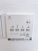 【リフォーム後】新品交換した浴室には浴室乾燥機付き。雨の日でも室内干しができてしっかり乾かしてくれます。また、防カビ等の衛生面でも役に立ちますよ。