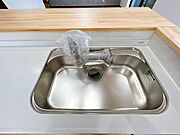 【リフォーム済】新品交換しましたキッチンのシンクはステンレス製です。熱やサビに強いので清潔感のあるキッチンを維持できそうですね。スタイリッシュなデザインも選ばれる理由の一つです。