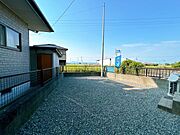 【リフォーム済】庭は植栽伐採と砂利敷き込みを行いました。道路に面していないので、お子様やペットを遊ばせたり、バーベキューをするのにもってこいです。