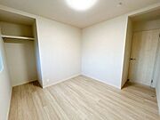 【リフォーム済】北側5.5帖洋室はフロア張り、クロス張り、建具交換、火災警報器設置、照明器具交換などを行います。