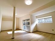 【リフォーム済】1階東側10.5帖洋室の写真です。オープンクローゼット新設、フロア張替、クロス張替、火災報知器・照明器具設置を行いました。