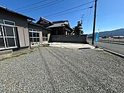 【リフォーム済】駐車場の写真です。倉庫解体・庭木伐採・砂利敷を行い、普通車並列4台駐車可能となりました。