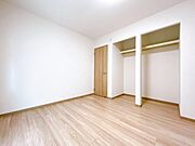 【リフォーム済】北東側約6帖洋室の写真です。オープンクローゼット設置・フロア張替・クロス張替・照明器具交換・火災報知器設置を行いました。
