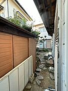 【リフォーム前】お庭の写真です。手前の倉庫は解体して、庭木伐採を行う予定です。