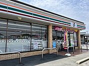 【周辺環境・コンビニ】セブンイレブン八代松高小学校前店様まで約800ｍ（徒歩で約13分、車で約3分）です。ちょっとした買い物のときに近くにコンビニがあると嬉しいですよね。