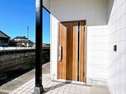 【リフォーム済み】玄関ドアの写真です。玄関はお家の顔となる部分、お客様が最初に目にする場所だからこそ、第一印象が大切ですね。