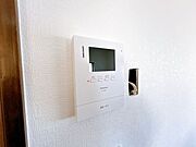 【リフォーム済み】新しく設置したドアホンはカラーモニター付き。ダイニングに設置予定のモニターで玄関にいらしたお客様を確認してから応対できます。留守中の来客も記録できるので防犯面でも安心ですね。