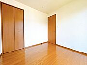 【リフォーム済】南西側約4.5帖の洋室別角度からの写真です。0.5帖分の物入があります。