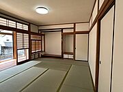 【リフォーム済】南西側和室は、畳表替え、フスマ・障子の張替え、天井と壁はクロス張りを行い照明は新調を行いました。