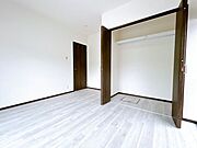 【リフォーム済】1階南側洋室別アングルです。床はフロアタイル仕上げ、壁天井はクロスの張替えを行いました。
