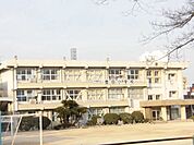 豊田小学校まで約2000ｍです。（徒歩約25分）