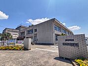豊前市立三毛門小学校まで約1130ｍ（徒歩約15分）です。
