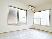 【リフォーム済】1階北西側の和室はリフォーム後は約5.5帖の洋室に生まれ変わりました。