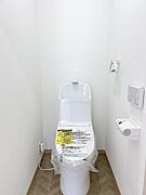 【リフォーム後写真】トイレはリクシル製の温水洗浄機能付きに新品交換いたしました。キズや汚れが付きにくい加工が施してあるのでお手入れが簡単です。直接肌に触れるトイレは新品が嬉しいですよね。