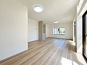【リフォーム後写真】約16帖の広さを備えるリビングです。フローリング仕上げ・クロスの張替、照明交換等を行いました。