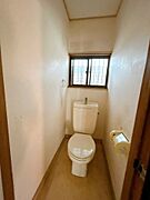 【リフォーム5.24撮影】トイレ写真です。トイレは新品に交換し、床はクッションフロア仕上げ、壁はクロス張替えを行います。