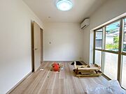 【リフォーム中5.30撮影】南側洋室写真です。和室から洋室に間取り変更予定です。床はフローリング重張り、壁はクロス張替えを行います。
