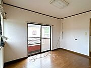 【リフォーム中5.24撮影】フロアタイル重張、クロス張替え、建具交換、照明交換を行います。