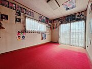 【リフォーム予定】2階6帖写真です。フローリングの張替え、建具の交換、天井・壁クロスの張替えを行う予定です。