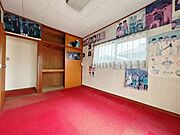 【リフォーム予定】2階6帖別角度写真です。フローリングの張替え、建具の交換、天井・壁クロスの張替えを行う予定です。
