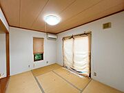 【現況販売】別角度から見た一階6帖写真です。