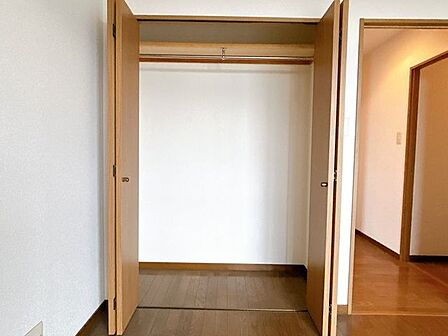 【リフォーム中8/20撮影】北西側洋室の収納は新設します。枕棚・パイプ付きなので、丈の長いコートなどのお洋服の収納にも便利です。