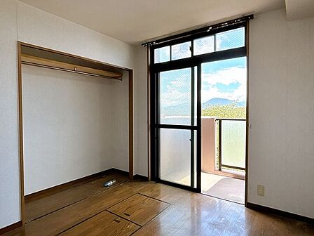 【リフォーム中8/20撮影】キッチン横洋室です。壁・天井はクロスを張り替え、照明はLEDを新設します。
