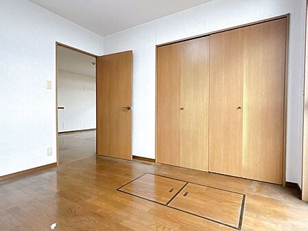 【リフォーム中8/20撮影】キッチン横別角度写真です。2面採光で明るい雰囲気のお部屋です。