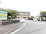 旭小学校まで900ｍ、徒歩12分。体力作りにはちょうど良い通学距離です。