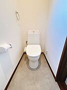 【リフォーム済】トイレは新品に交換予定しました。温水洗浄便座です。直接肌に当たるところですから新品は嬉しいですね。2階にもトイレがあります。