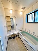 （現況販売）洋室は1坪サイズです。足を延ばせる浴槽です。