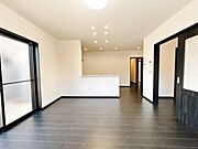 約14帖のリビングです。対面式キッチンです。フロア材と建具は黒を基調としてモノクロームな雰囲気です。