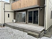 【デッキ】ウッドデッキ写真になります。日向ぼっこはいかがでしょうか。