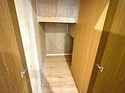 【リフォーム後写真】階段下収納です。床の重ね張りを行いました。廊下に収納があると収納力が上がりますね。