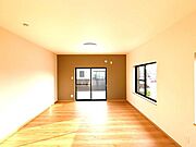 【リフォーム後写真】2階西側約14帖の洋室です。ベッドや机を置いても広々とお使いいただけます。床の重ね張り、クロスの張替えを行いました。