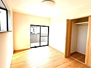【リフォーム後写真】2階南東側約6帖の洋室です。クロスの張替えとフロアの上張りを行いました。お部屋の雰囲気が明るくなりました。