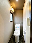 【リフォーム済】1階のトイレはLIXIL製の温水洗浄便座トイレに新品交換しました。直接お肌に触れる部分なので、新品だと嬉しいですね。便座は温度調整ができるので、寒い冬場でも安心して利用できます。