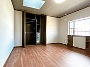 【リフォーム済】2階約8帖の洋室です。壁・天井のクロス張替え、フロアの上張り、照明交換を行いました。収納もしっかりついているお部屋なのでモノが多い方でも安心できますね。