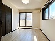 【リフォーム前】2階の南西側洋室です。約6帖の広さがあります。お部屋の北側にウォークインクローゼットもついている部屋なので収納力は高いです。壁・天井のクロス張替え、照明交換を行います。