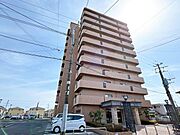 【現地外観】正面エントランス方向からの外観写真です。総戸数が63戸と比較的に大きめのマンションとなります！