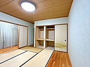 【リフォーム前】納戸の東側の和室6畳です。畳部分に加えて板間と収納、縁側まであるので広くご活用いただけます。収納は約1.5間分の幅に奥行もあるので大容量です。畳の表替え、フロア部分はクリーニング、襖…
