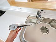 【リフォーム済】新品交換したキッチンの水栓は浄水栓です。きれいな水を作ってくれるのでお子様がいるご家庭等で役立ちそうですね。ノズルも伸びるのでお掃除らくらくです！