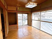 【現況：1F南側居室】リビング東側の6帖洋室です。玄関に近いので客間や応接間にもいかがでしょうか。南向きの窓があり十分な日当たりです。