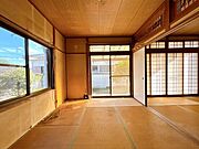 【リフォーム前：1階南東側和室】南東側の和室です。南側と東側の2面採光ですので日当たり良好のお部屋となっております。お洗濯ものを取り込んだり、寝転がってみたり和室があると何かと便利ですよ。