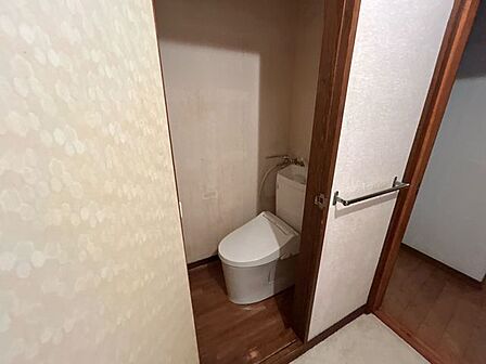【リフォーム前写真】トイレは温水洗浄機能付きに新品交換予定です。