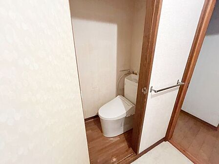 【リフォーム前写真】トイレは温水洗浄機能付きに新品交換予定です。